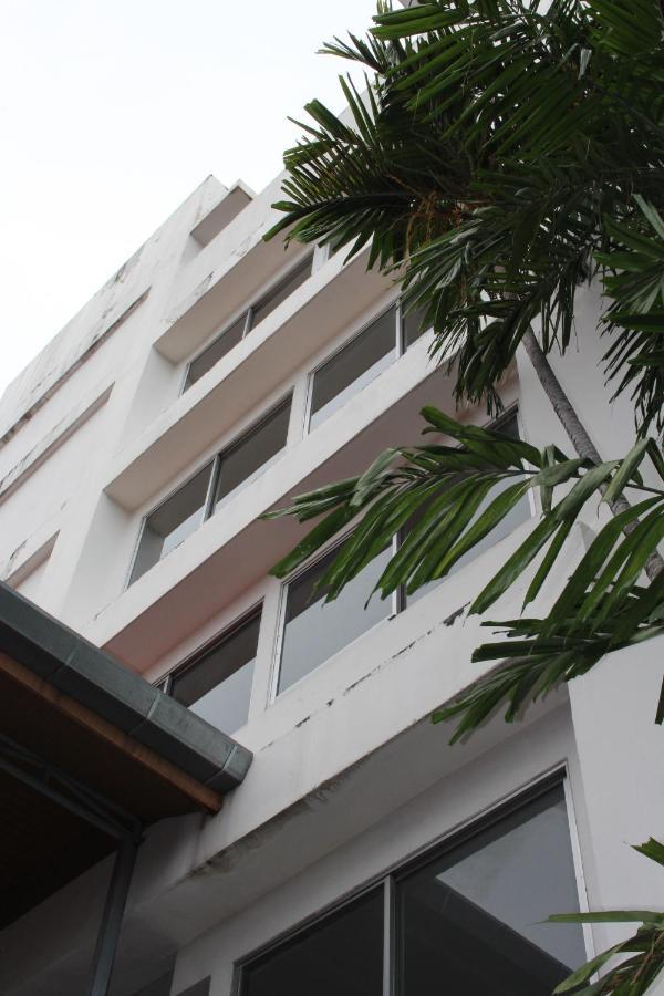 Oyo 75409 Premium The Family Hotel Чиангмай Екстериор снимка